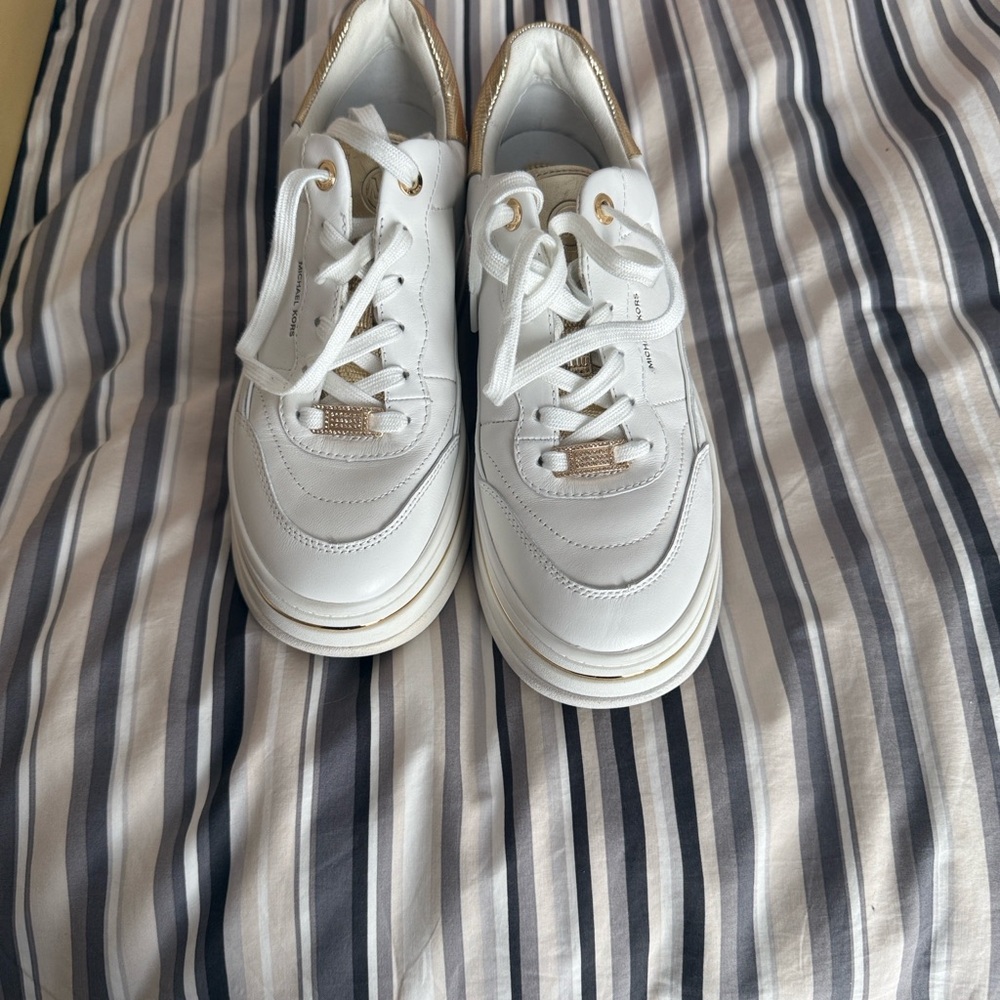 Michael Kors Hayes Lace Up Leather Fashion Sneakers. Optic White/Pale Gold - Picture 3 of 5